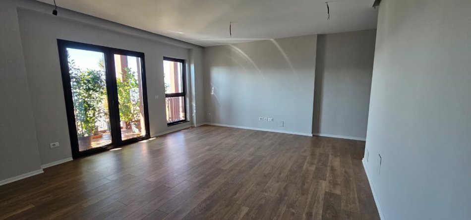 Tirane, jepet me qera zyre Kati 2, 160 m² 2.000 € (Garden Building)