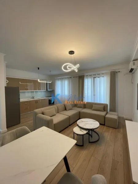 Tirane, jap me qera apartament 2+1+Ballkon Kati 2, 85 m² 800 € (Kodra e Diellit)