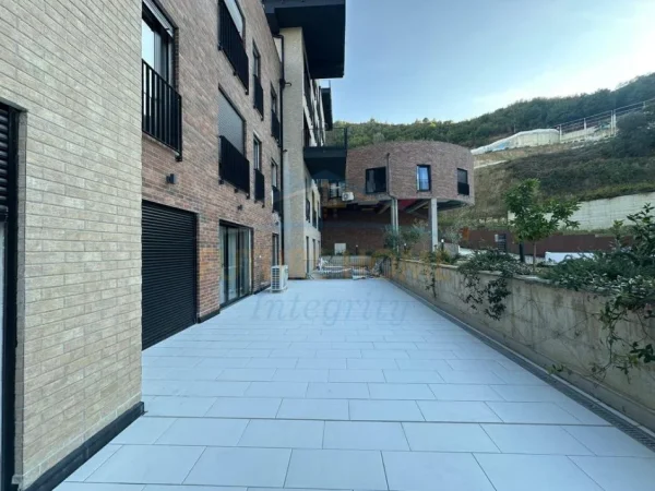 Tirane, jepet me qera apartament 2+1+Ballkon Kati 1, 150 m² 800 € (Rezidenca Kodra e Diellit 2)