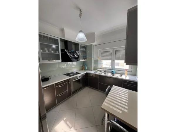 Tirane, jepet me qera apartament 2+1 Kati 7, 112 m² 700 € (Oslo,Unaza e Re,Astir)