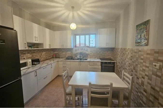 Tirane, jepet me qera apartament 2+1 Kati 3, 73 m² 650 € (Rruga e Durresit)