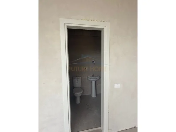 Tirane, jepet me qera ambjent biznesi Kati 0, 100 m² 2.000 € (Jordan Misja)