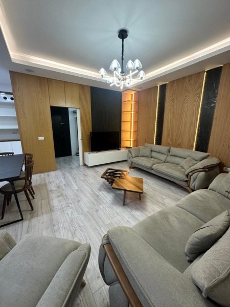 Tirane, jepet me qera 2+1+Ballkon Kati 2, 115 m² 900 € (KOMPLEKSI PRESTIGE)