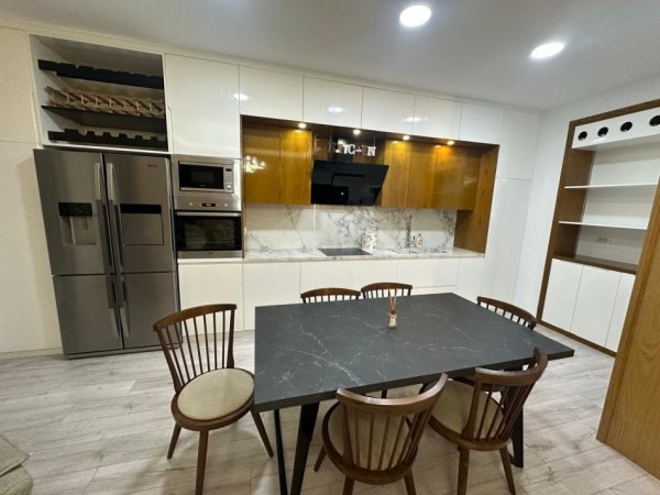 Tirane, jepet me qera 2+1+Ballkon Kati 2, 115 m² 900 € (KOMPLEKSI PRESTIGE)