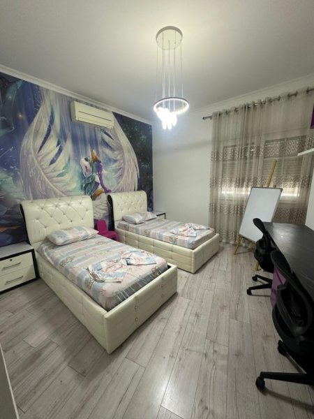 Tirane, jepet me qera 2+1+Ballkon Kati 2, 115 m² 900 € (KOMPLEKSI PRESTIGE)