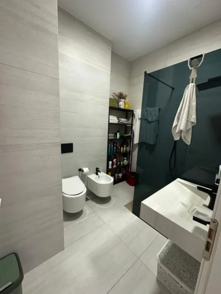 Tirane, jepet me qera 2+1+Ballkon Kati 2, 115 m² 800 € (KOMPLEKSI PRESTIGE)