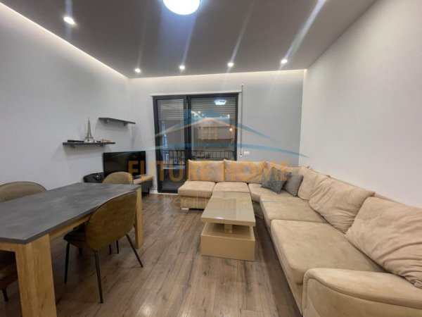 Tirane, shitet apartament 2+1+Ballkon Kati 7, 101 m² 200.000 € (Kinostudio)