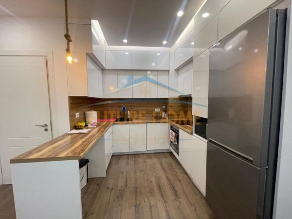 Tirane, shitet apartament 2+1+Ballkon Kati 7, 101 m² 200.000 € (Kinostudio)