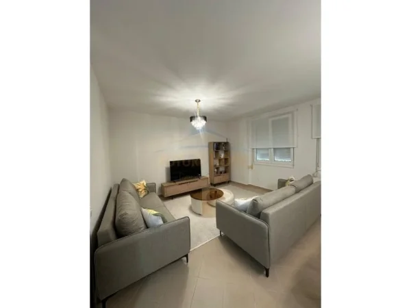 Tirane, jepet me qera apartament 2+1+Ballkon Kati 3, 100 m² 800 € (Kompleksi Magnet)