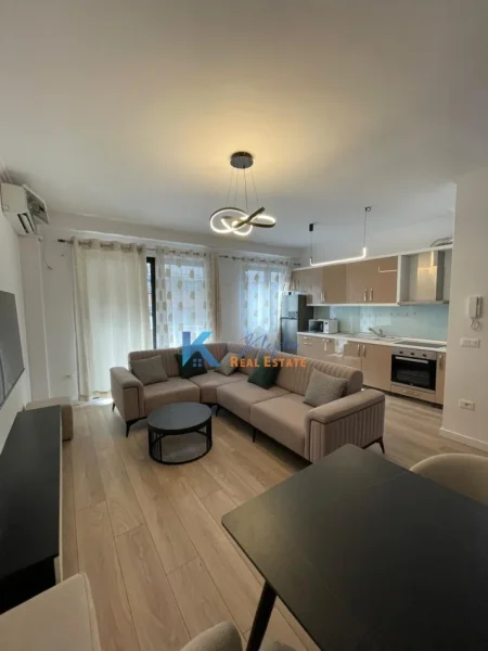 Tirane, jap me qera apartament 2+1+Ballkon Kati 3, 85 m² 800 € (Kodra e Diellit)