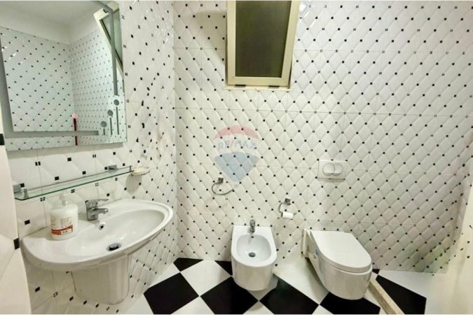 Tirane, jepet me qera apartament 3+1+Aneks+Ballkon Kati 2, 126 m² 750 € (Rruga Peti)