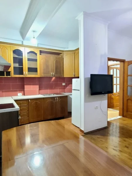 Tirane, jepet me qera apartament 1+1 ,