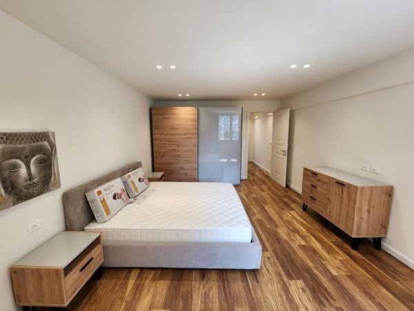 Tirane, jepet me qera apartament 2+1 Kati 5, 120 m² 1.100 € (Prane Sheshit Skenderbej)