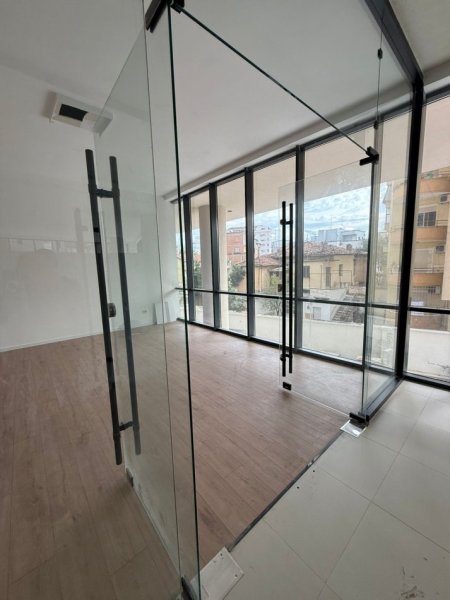 Tirane, jepet me qera zyre Kati 2, 44 m² 800 € (Rezidenca Golden Tower, Mine Peza)