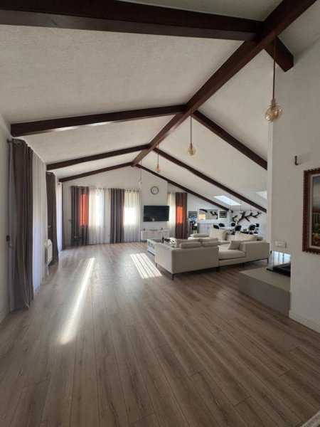 Tirane, jepet me qera apartament 3+1+Ballkon Kati 2, 250 m² 2.200 € (Teg)