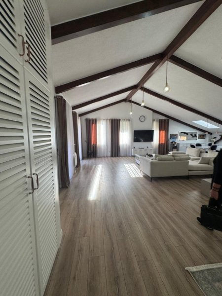 Tirane, jepet me qera apartament 3+1+Ballkon Kati 2, 250 m² 2.200 € (Teg)