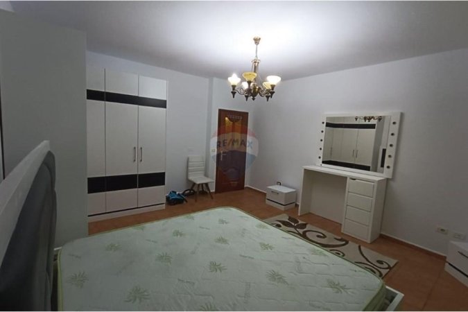 Tirane, jepet me qera apartament 3+1+Aneks+Ballkon Kati 3, 126 m² 500 € (Rruga Aleksander Mojsiu)