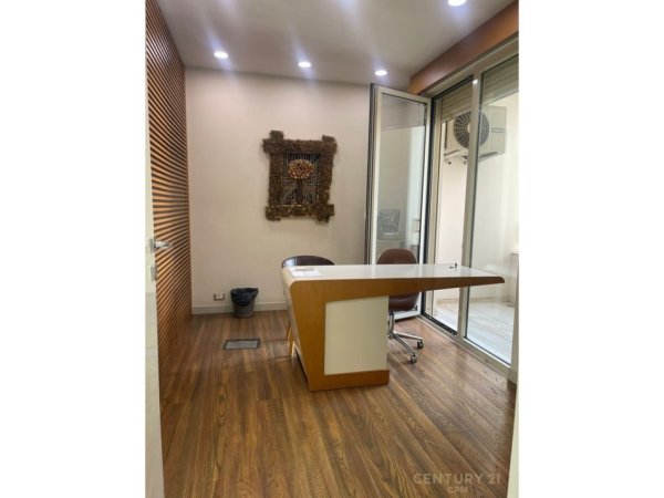 Tirane, jepet me qera ambjent biznesi Kati 5, 2.000 m² 5.000 € 