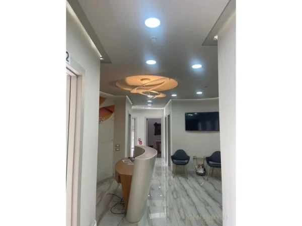 Tirane, jepet me qera ambjent biznesi Kati 5, 2.000 m² 5.000 € 