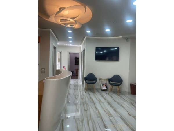 Tirane, jepet me qera ambjent biznesi Kati 5, 2.000 m² 5.000 € 