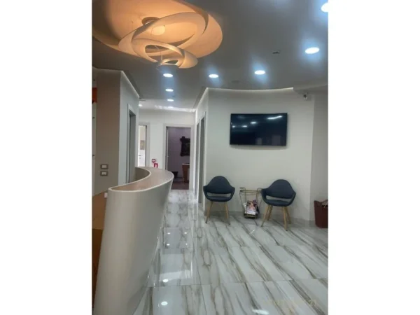 Tirane, jepet me qera ambjent biznesi Kati 5, 2.000 m² 5.000 € 