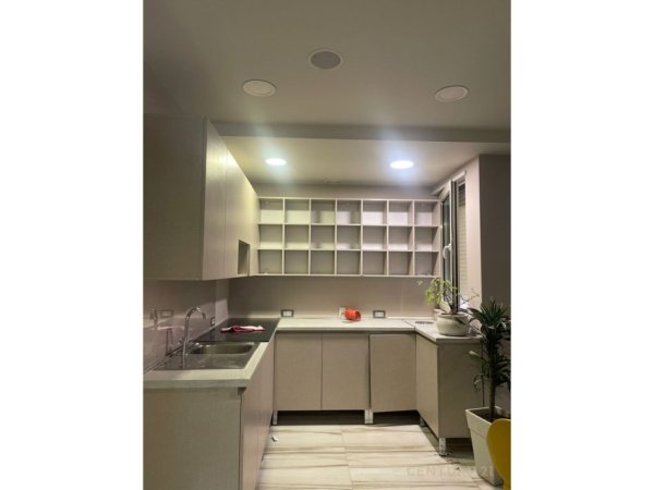 Tirane, jepet me qera ambjent biznesi Kati 5, 2.000 m² 5.000 € 