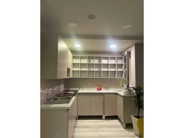 Tirane, jepet me qera ambjent biznesi Kati 5, 2.000 m² 5.000 € 