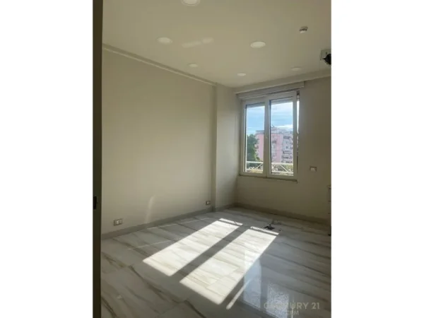 Tirane, jepet me qera ambjent biznesi Kati 5, 200 m² 5.000 € (Bllok)