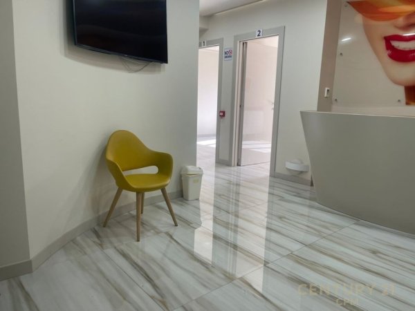 Tirane, jepet me qera zyre Kati 5, 200 m² 5.000 € (Ish Bllok)