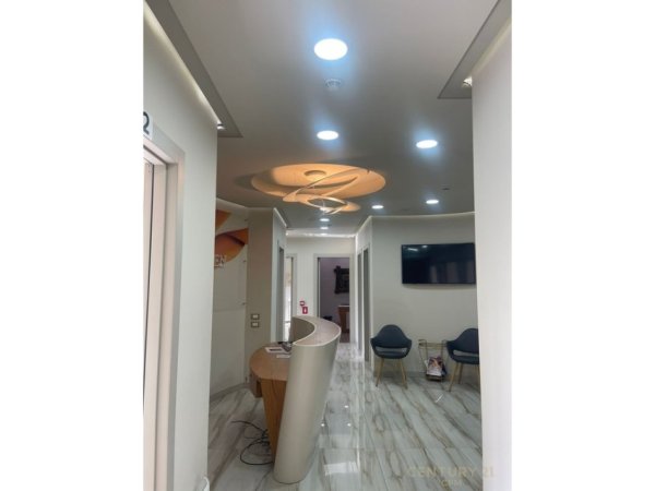 Tirane, jepet me qera zyre Kati 5, 200 m² 5.000 € (Ish Bllok)