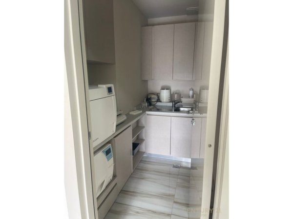 Tirane, jepet me qera zyre Kati 5, 200 m² 5.000 € (Ish Bllok)