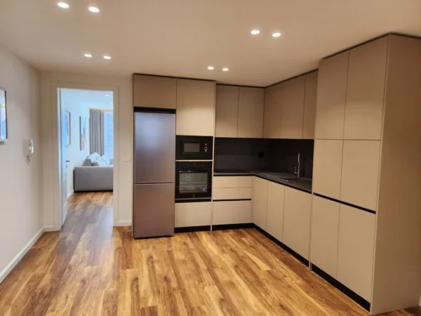 Tirane, jepet me qera apartament 2+1 Kati 6, 120 m² 1.100 € 
