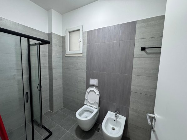 Tirane, jepet me qera apartament 2+1 Kati 3, 700 € 