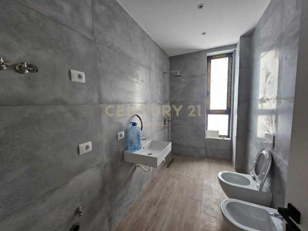 Tirane, shitet apartament 3+1+Aneks+Ballkon Kati 8, 134 m² 262.000 € (Bulevardi i Ri)