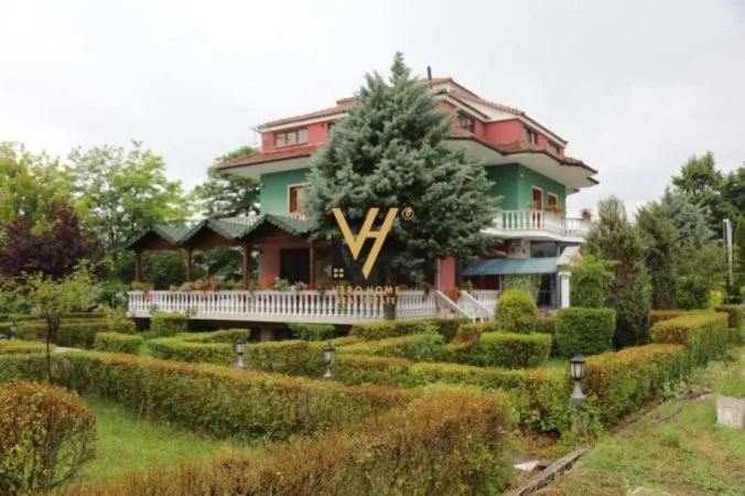 Korce, shitet hotel Kati 0, 2.700 m² 500.000 € (KORCE)