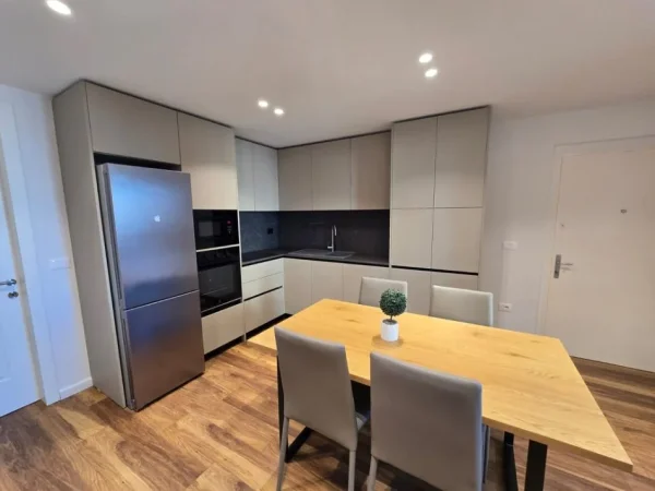 Tirane, jepet me qera apartament duplex 2+1+Ballkon Kati 5, 120 m² 1.100 € (Sheshi Skenderbej)