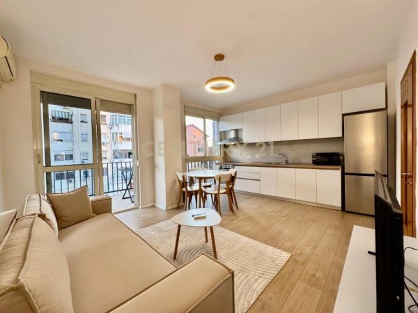 Tirane, jepet me qera apartament 1+1+Aneks+Ballkon Kati 5, 75 m² 750 € 