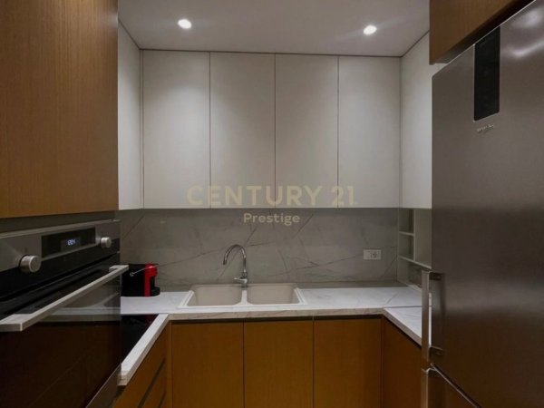 Tirane, jepet me qera apartament 2+1+Aneks+Ballkon Kati 4, 105 m² 1.350 € (Liqeni thate)
