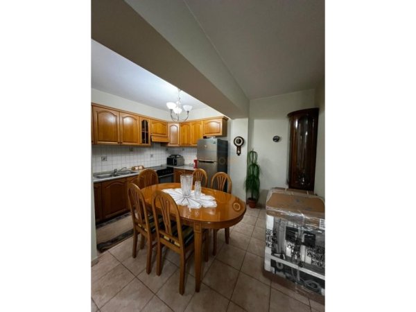 Tirane, jepet me qera apartament 2+1+Ballkon Kati 4, 106 m² 800 € (Sheshi Willson)