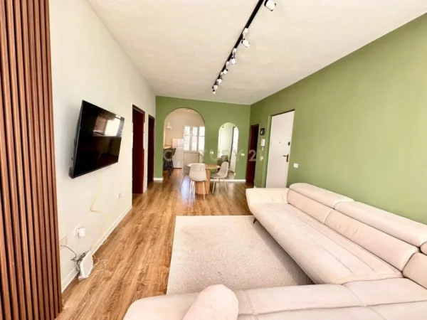 Tirane, jepet me qera apartament 2+1 Kati 3, 75 m² 850 € 