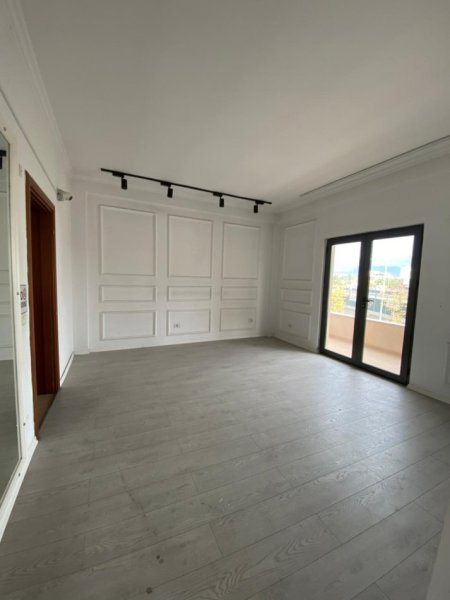 Tirane, jepet me qera ambjent biznesi Kati 1, 210 m² 1.500 € (Astir)