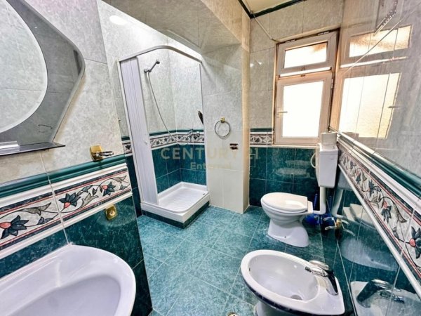 Tirane, jepet me qera apartament 2+1 Kati 3, 74 m² 850 € (Rr.Durresit)