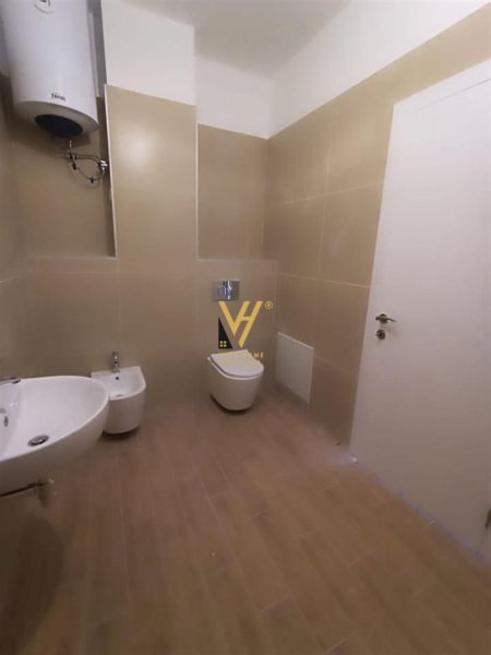 Tirane, jepet me qera zyre Kati 1, 150 m² 950 € (XHAMLLIKU, KOMPLEKSI ZIRKON)
