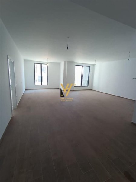 Tirane, jepet me qera zyre Kati 1, 150 m² 950 € (XHAMLLIKU, KOMPLEKSI ZIRKON)