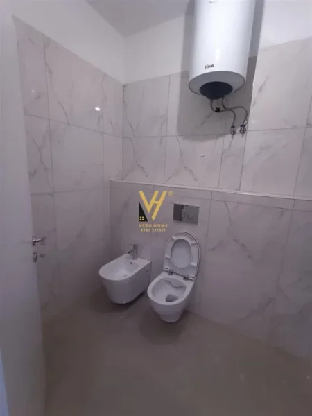 Tirane, jepet me qera zyre Kati 1, 150 m² 950 € (XHAMLLIKU, KOMPLEKSI ZIRKON)