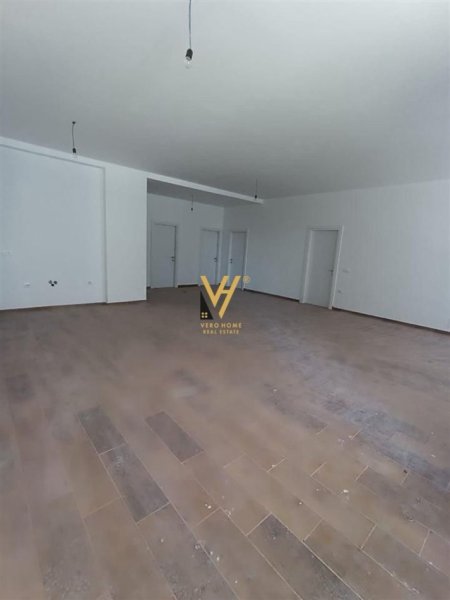 Tirane, jepet me qera zyre Kati 1, 150 m² 950 € (XHAMLLIKU, KOMPLEKSI ZIRKON)