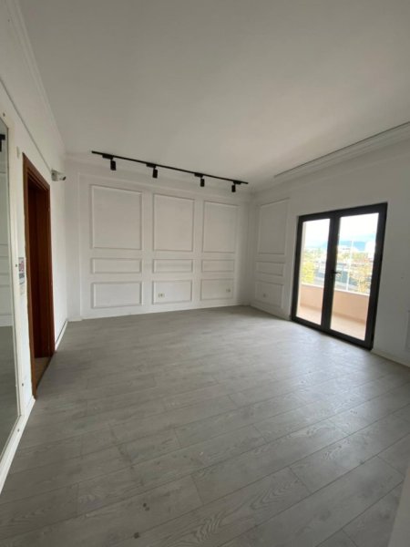 Tirane, jepet me qera ambjent biznesi Kati 1, 210 m² 1.500 € (Astir)