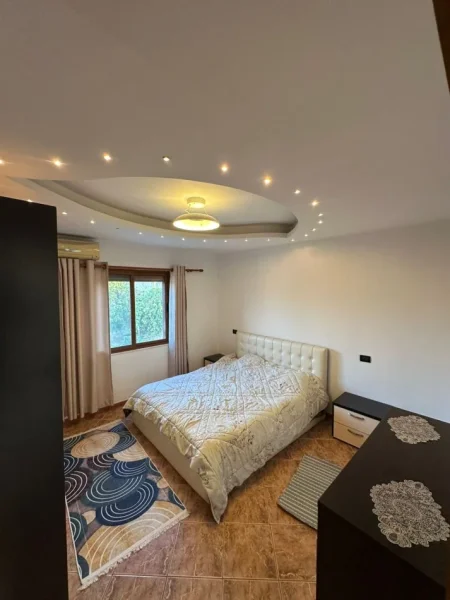 Tirane, jepet me qera apartament 1+1 Kati 1, 400 €