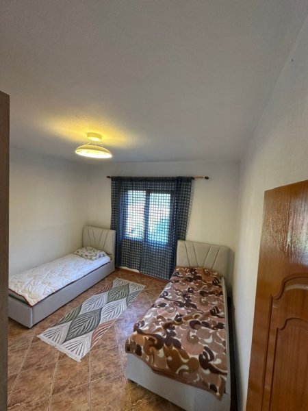 Tirane, jepet me qera apartament 1+1 Kati 1, 400 €