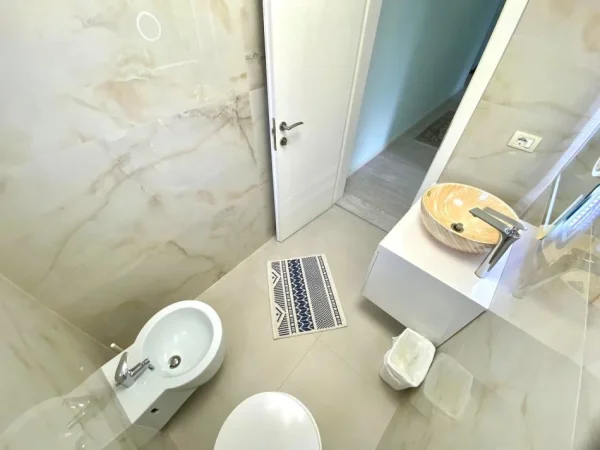 Super 3+1+2wc (145m2)📍 Rruga elbasanit/ Amb. amerikane LICEU/ RTSH ( vijë të parë Buze Rruge)